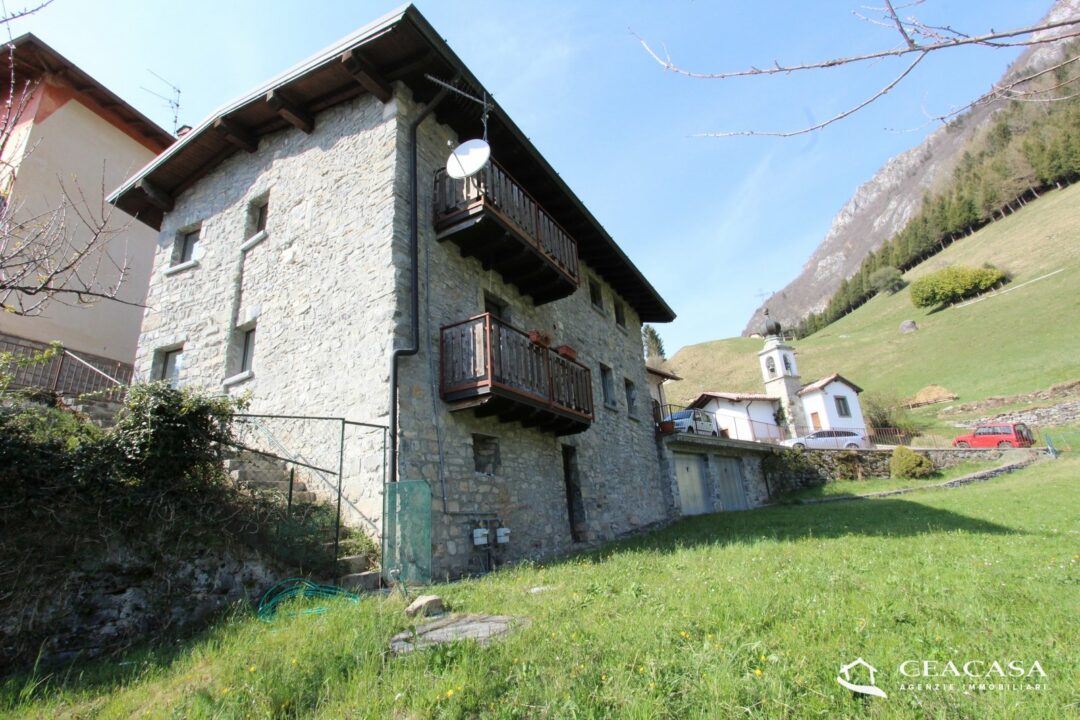 Casa singola composta da due appartamenti