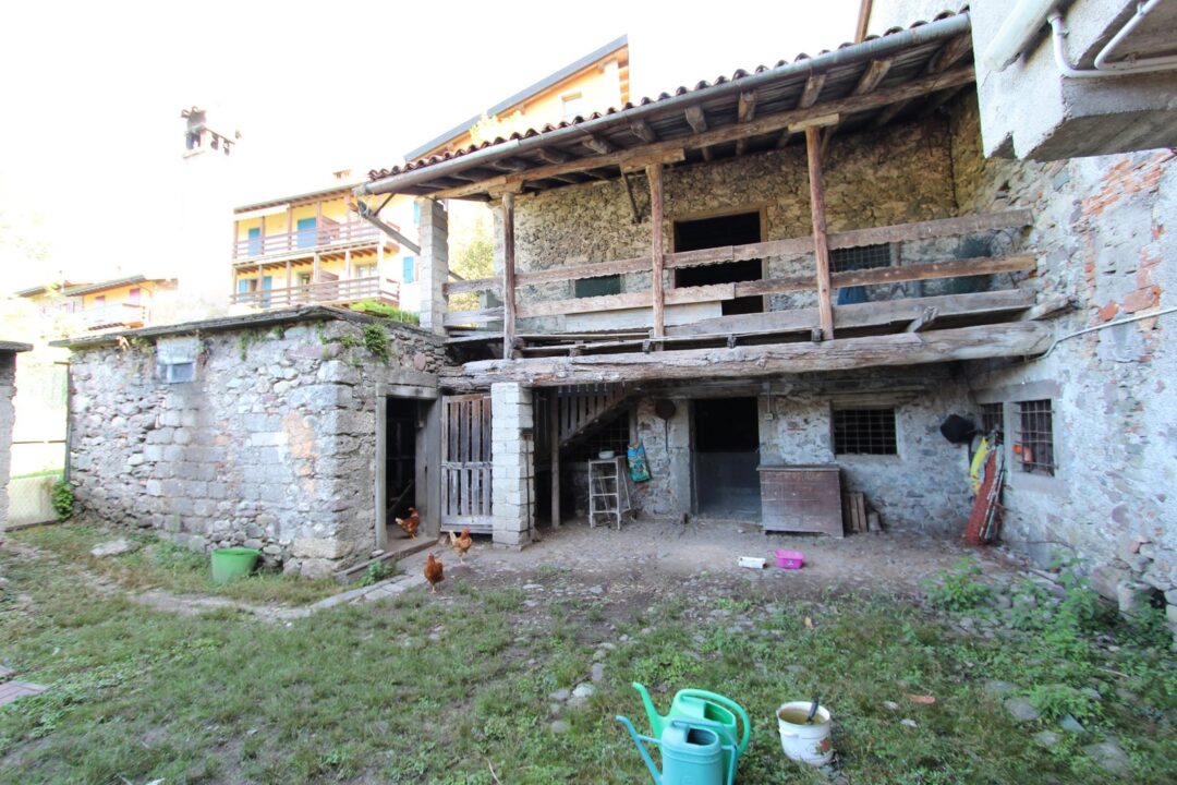 Rustici e terreno edificabile