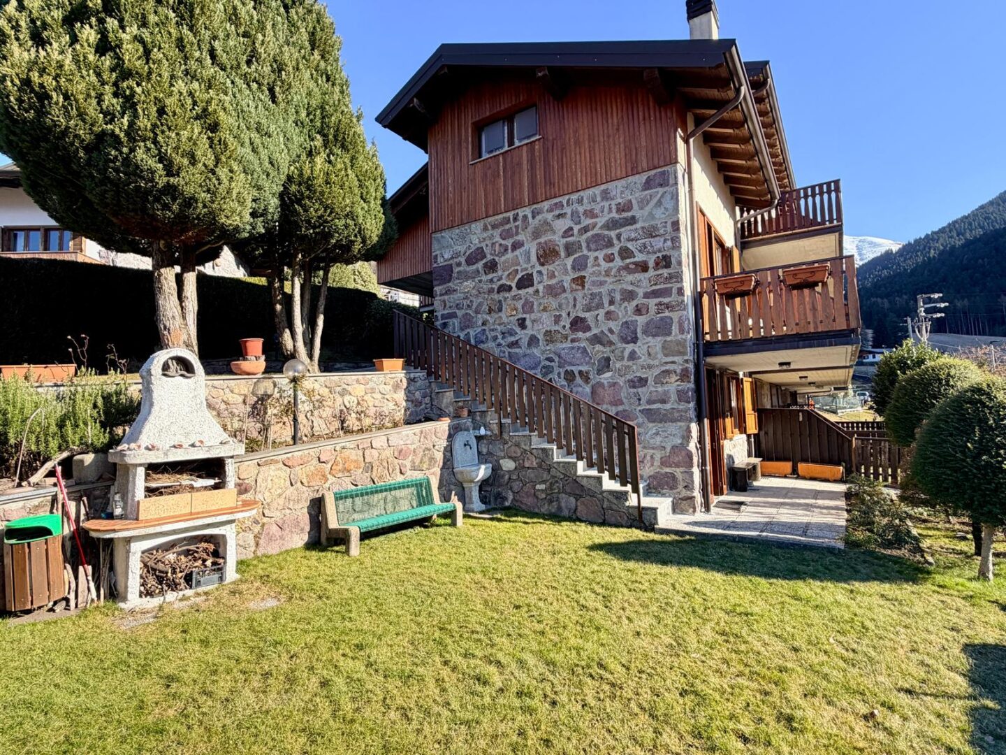 Villetta di testa con giardino privato