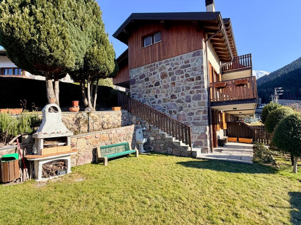 Villetta di testa con giardino privato