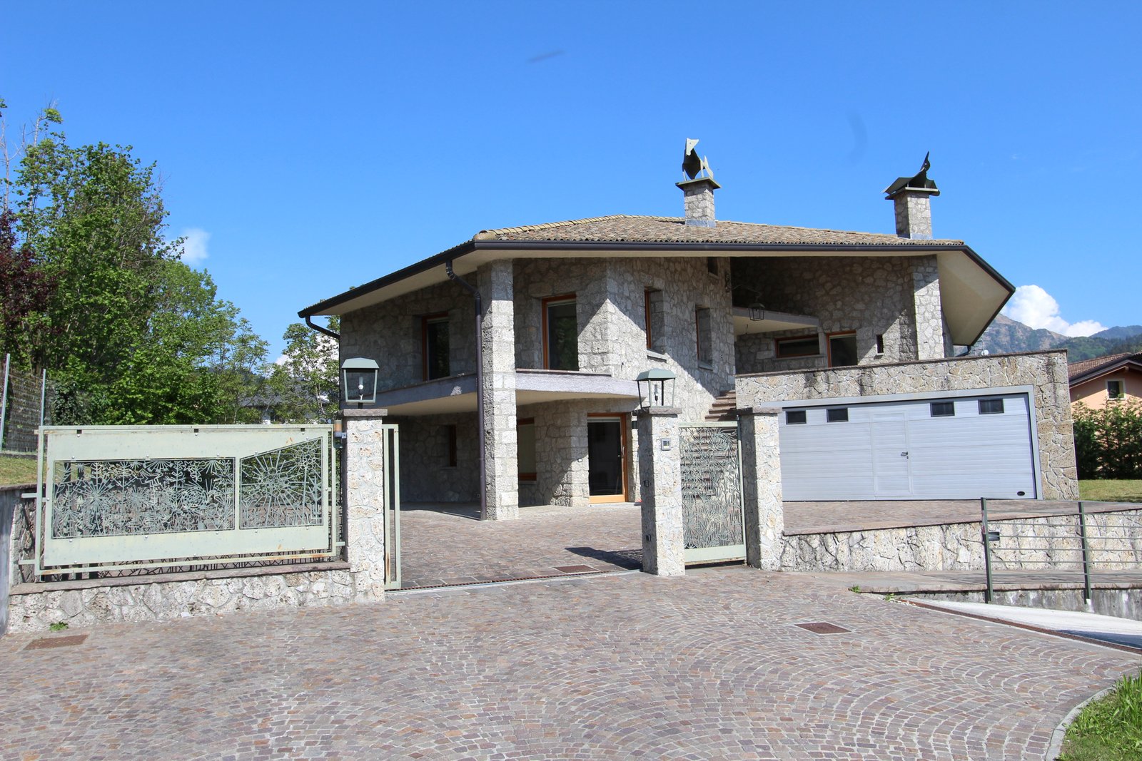Prestigiosa villa singola con piscina