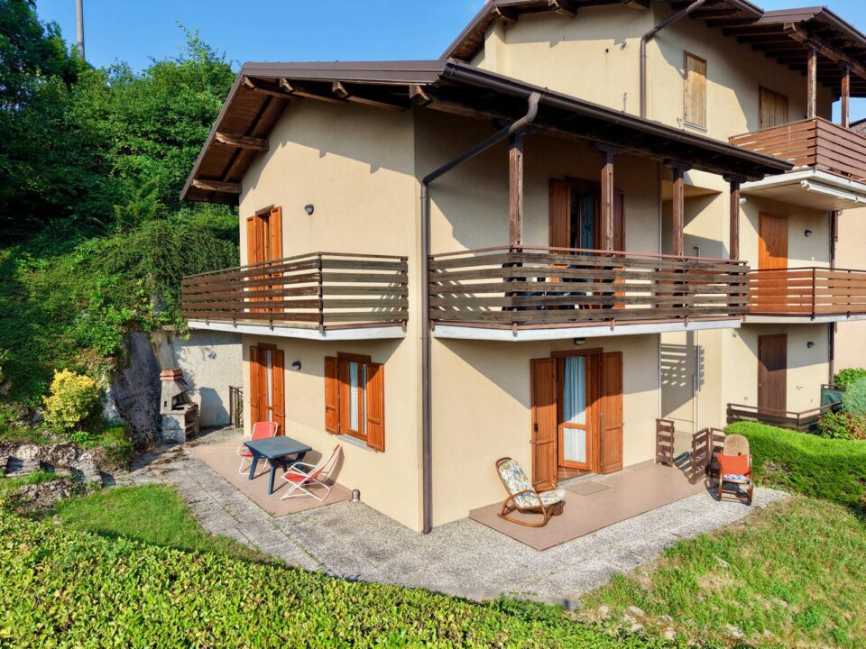 Villetta di testa con giardino, autorimessa e vista panoramica