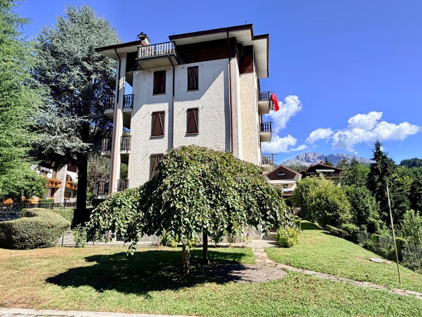 Appartamento al piano terra con lastricato esclusivo e box