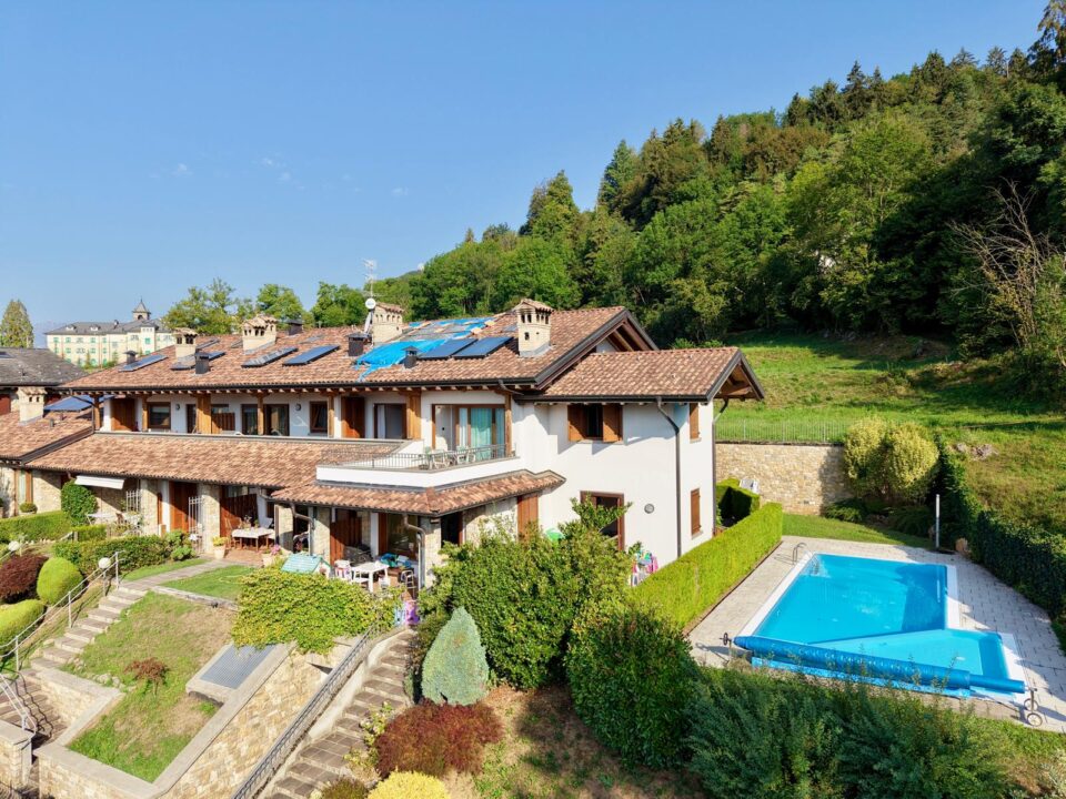 Clusone – Località “Le Meraviglie” | Bilocale con soppalco, piscina condominiale e ampio box